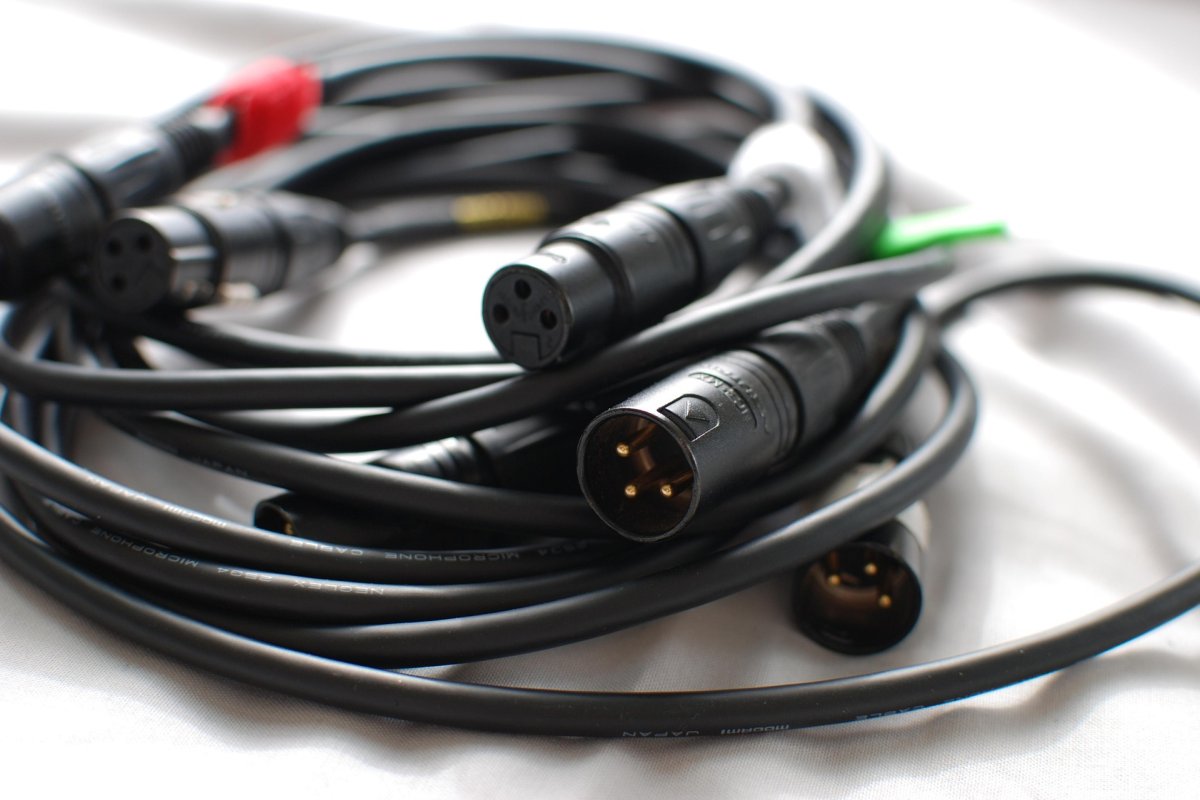 Jak estetycznie ukryć i poprowadzić kable audio w salonie bez kucia ścian?
