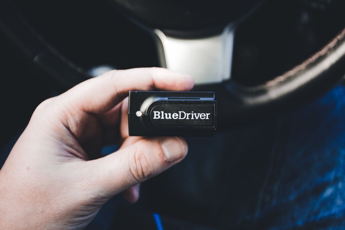Jak wybrać i podłączyć adapter Bluetooth AUX do starszego samochodu?