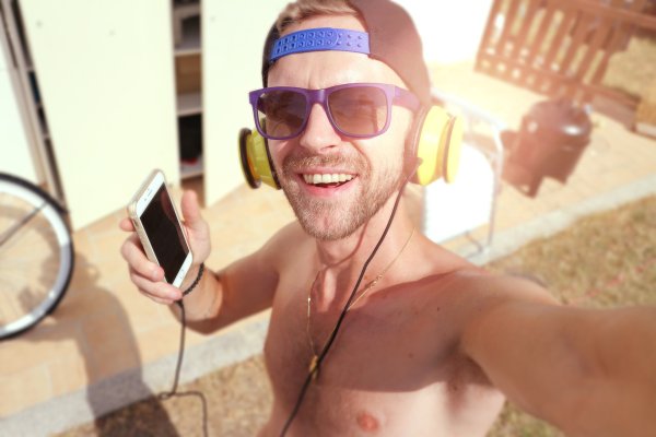 Jak chronić sprzęt audio latem przed wilgocią, upałem i piaskiem?
