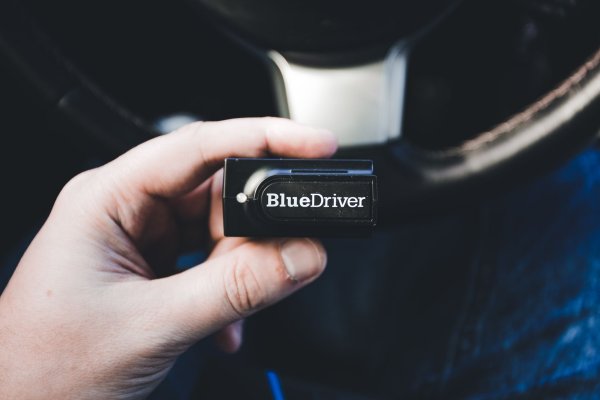Jak wybrać i podłączyć adapter Bluetooth AUX do starszego samochodu?