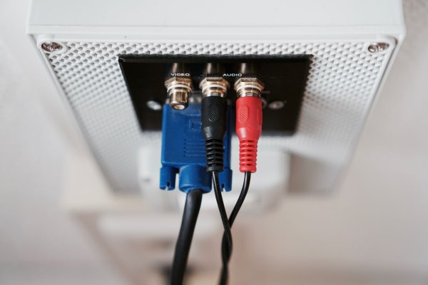Kabel optyczny czy Cinch do soundbara? Które połączenie da lepszy dźwięk?