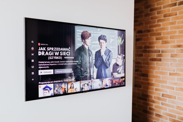 Telewizor bez wyjścia słuchawkowego? Sprawdź, jak podłączyć słuchawki bezprzewodowe