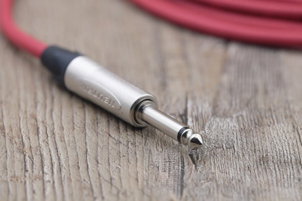 Trzaski i szumy w kablu audio? Sprawdź te przyczyny